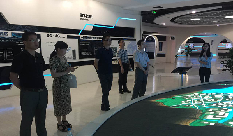 东华理工长江学院领导来基地考察并参加学生座谈会